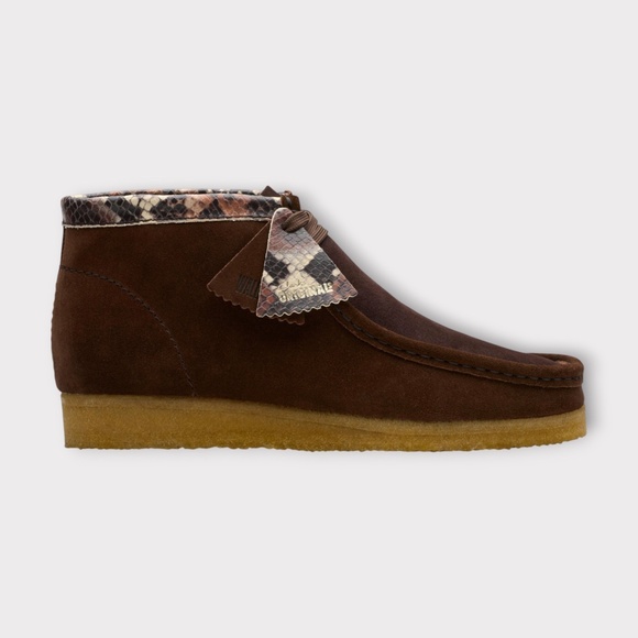 Men\'s Clarks Wallabee Chukka Boot in Brown Snake Combi Suede. 26178217 main image 5